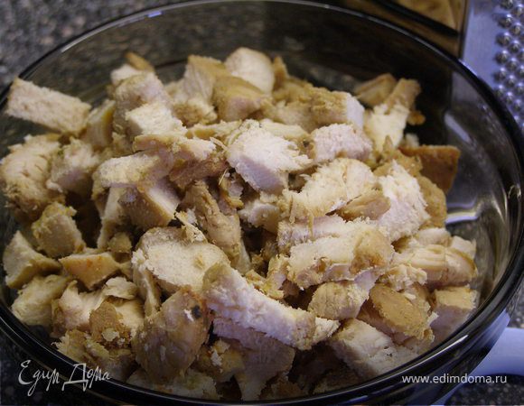 Куриную грудку порезать на небольшие кусочки.