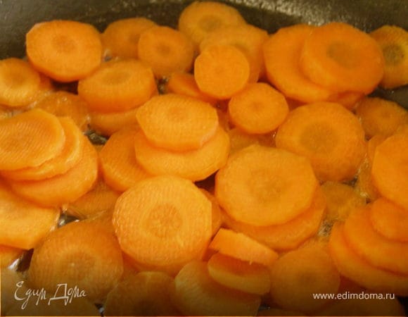 Морковь нашинковать кружочками и обжарить с паприкой и соевым соусом минут 5.