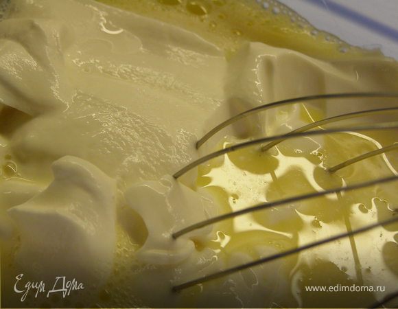 Сливки взбить с яйцом.