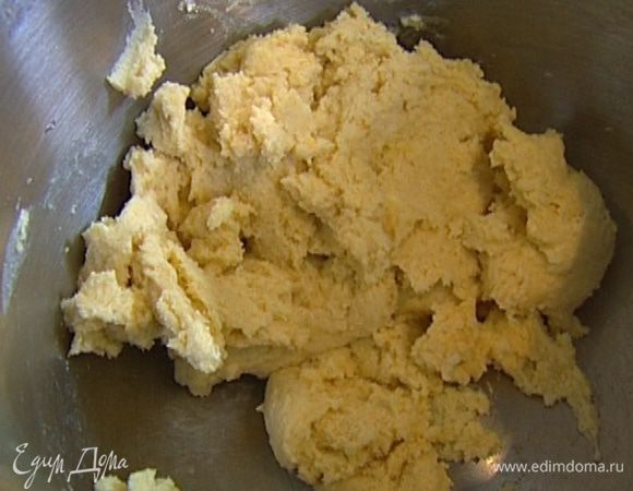 Добавить 220 г муки, яйцо, ванильный сахар, 1/2 ч. ложки соли и взбивать насадкой для теста до получения однородной массы.