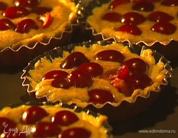 Убавить температуру духовки до 180°С и выпекать тарталетки еще 15 минут.