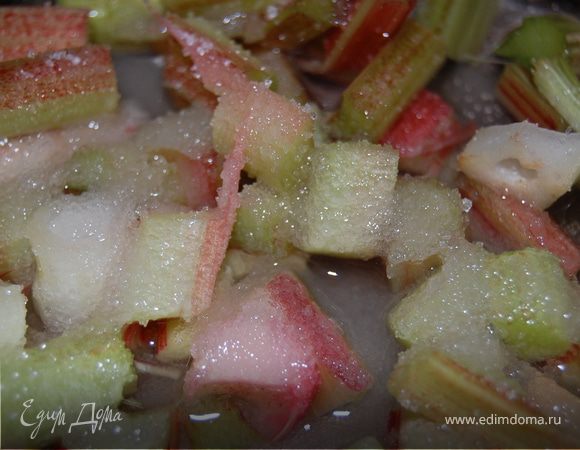 Тем временем беру ревень, очистила, порезала, в сотейник с сахаром и водой, варим сироп. Сильно н еувариваем, нам понадобятся и мякоть, и сам сиропчик.