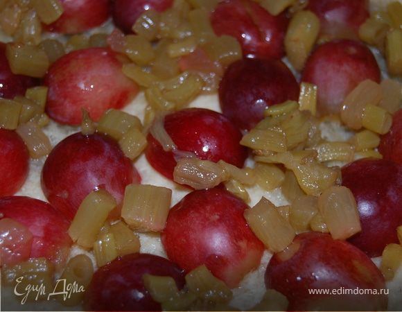 Взбиваем сливки с сахаром, добавляем яйца и сыр или творог, вынимаем нашу заготовку из духовки, укладываем виноградины и мякоть ревеня (сироп оставим напоследок), заливаем сливками и в духовку на 160-180С минут на 30.