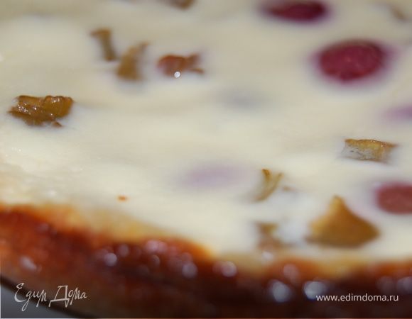 Вынимаем, даем полностью остыть, вытаскиваем из формы, поливаем сверху остатками ревеневого сиропа и ……. Я пошла угощать больного мужа! А вам приятного аппетита!