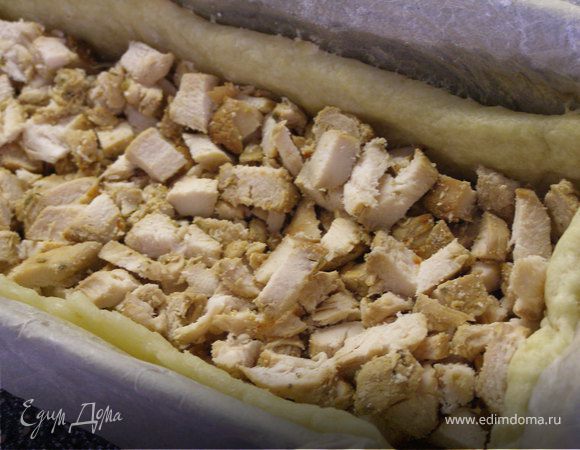 На пропеченный корж выкладываем слой курицы.