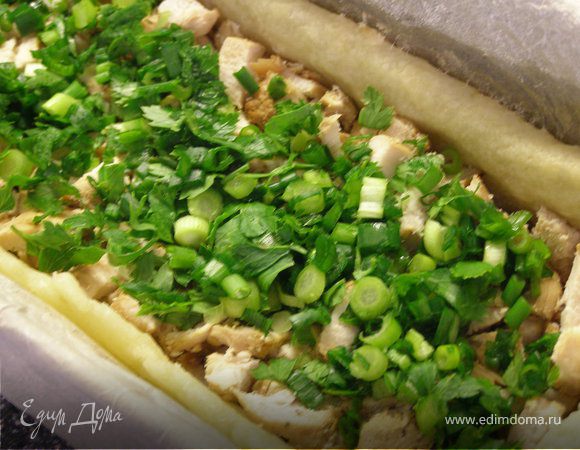 Присыпаем мелко порубленным зеленым луком.