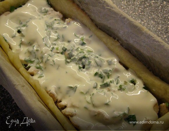 Поливаем 1/3 частью нашего соуса.