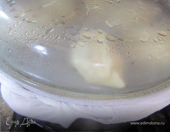 Когда порция готова. Переместить на кипящую кастрюлю.
Лепить вареников нужно столько ,сколько поместится на вашу кастрюлю.
Кастрюлю накрыть крышкой.