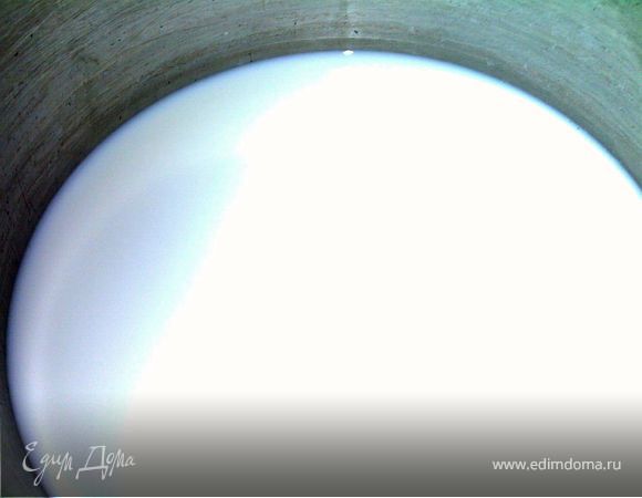 молоко довести до закипания,(но не кипятить), непрерывно помешивая.