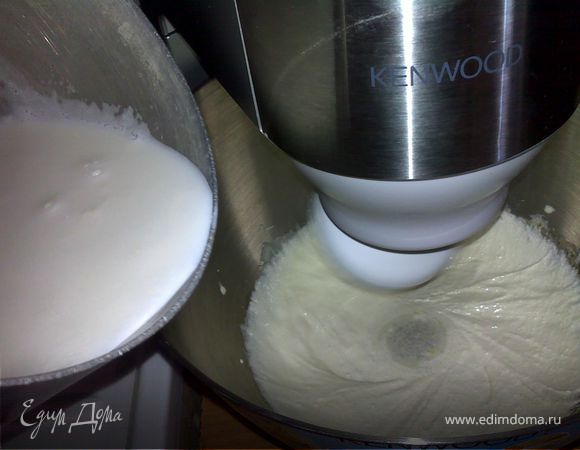 затем влить молоко в яичную смесь.