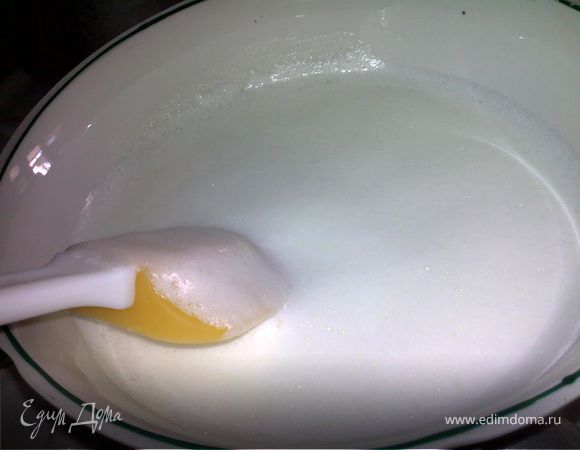 на водяную баню поставить нашу яично-молочную смесь и ее нужно готовить до загустения, непрерывно помешивая ( как только начинает густеть - нужно добавить разведенный крахмал (у меня кукурузный, но можно картофельный - вкус не поменяется)