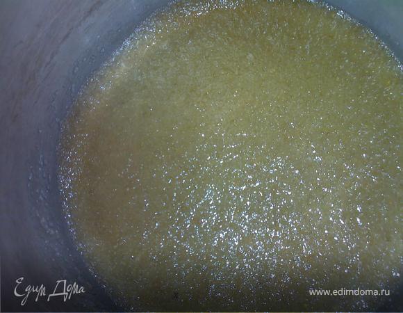 развести желатин в воде (не удивляйтесь, что мало воды) желатин нужен для консистенции), как набухнет, его тоже на водяную баню, чтобы растворился.