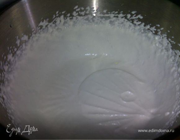 взбить сливки, чтобы держали форму, и осторожно ввести их в остывшую смесь.