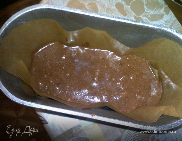 поделить яичный крем на 3 части, в первую влить растопленный на водяной бане горячий шоколад, и взбитый 1 белок, перемешать осторожно снизу вверх. Вылить в форму и в холодильник до охлаждения.