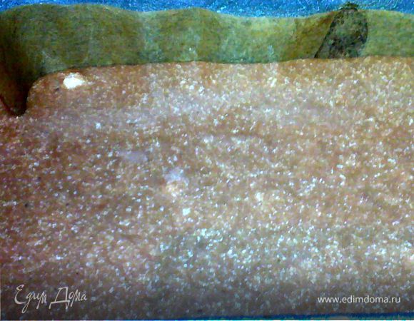 и последнюю часть крема перемешиваем с растопленным молочным шоколадом и взбитым 3 белком. Выкладываем в форму (это будет последний слой) и в холодильник до полного застывания.