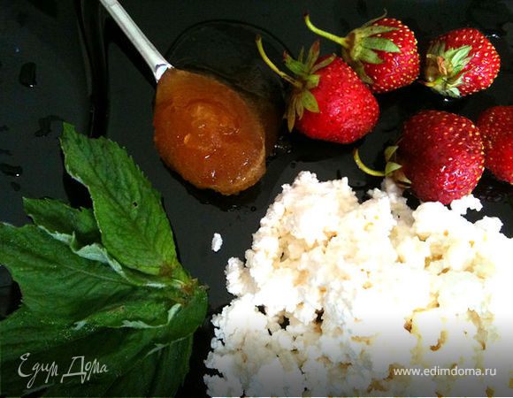 Отложить в сторону пару ягод клубники и пару листочков мяты для украшения! Все компоненты поместите в блендер и хорошенько взбейте! 