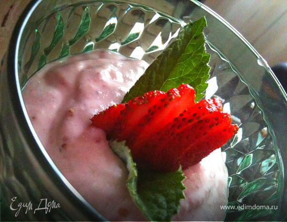 Полученный творожный крем уложите в ваши любимые бокалы или креманки! Украсьте мятой и клубникой! И наслаждайтесь!!!!!!! Это так вкусно!
