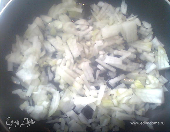 пожарить лук и добавить фасоль,лук сильно жарить не надо)