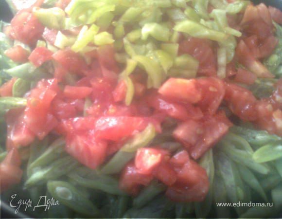 затем добавить помидоры и перец сладкий,посолит поперчить,если сока помидора будет мало то добавьте стакан воды,закрываем крышкой и пусть готовится на тихом огне.