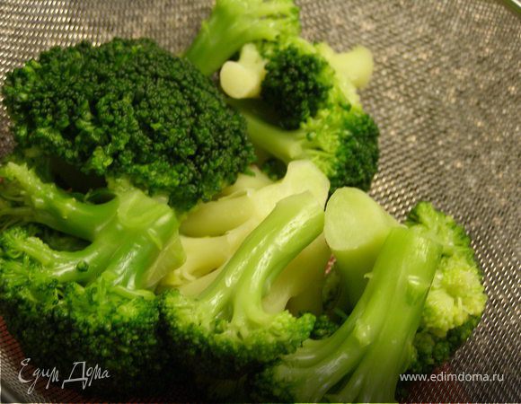 Брокколи отварить в подсоленной воде.