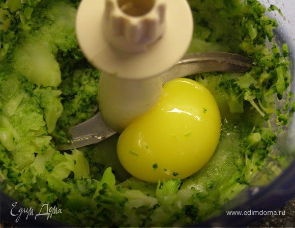Взбить в блендере брокколи и желток.