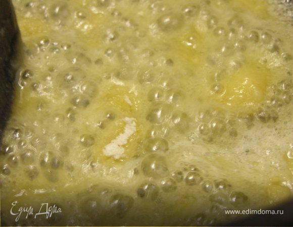 Сливочное масло растопить на сковороде. Всыпать муку и прожарить минуты 2.