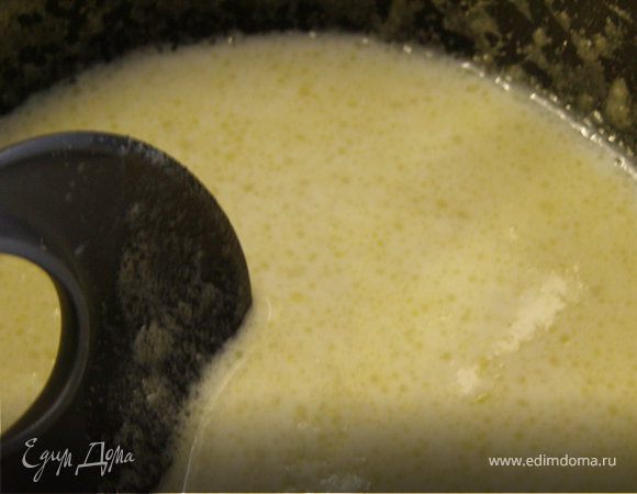 Влить молоко. Соус нужно помешивать до загустения. Это займёт 3-4 минуты на среднем огне. Снять с плиты и дать немного остыть.
