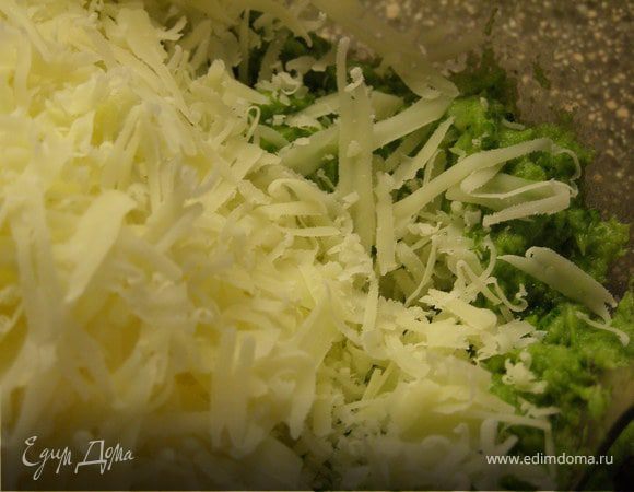 К пюре из брокколи добавить тёртый сыр (оставить горсть на посыпку) и чёрный перец. Перемешать.