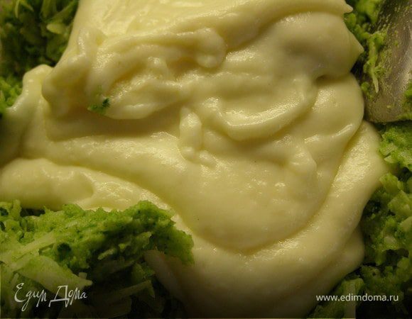 Затем добавляем слегка остывший соус и тщательно перемешиваем.