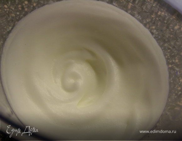 Белок взбить в устойчивую пену.