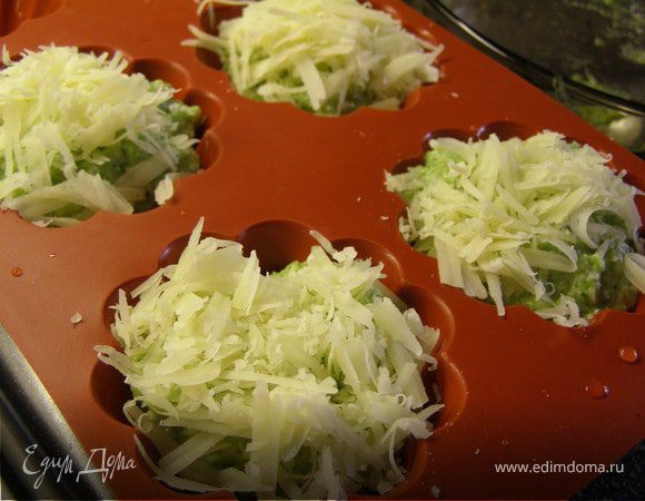 Разложить тесто по формочкам и присыпать оставшимся сыром.