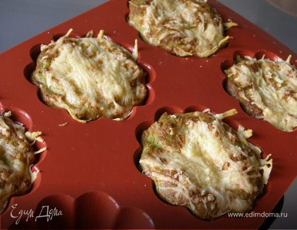 Выпекать в духовке 30 минут при 190 градусах до золотистого цвета.