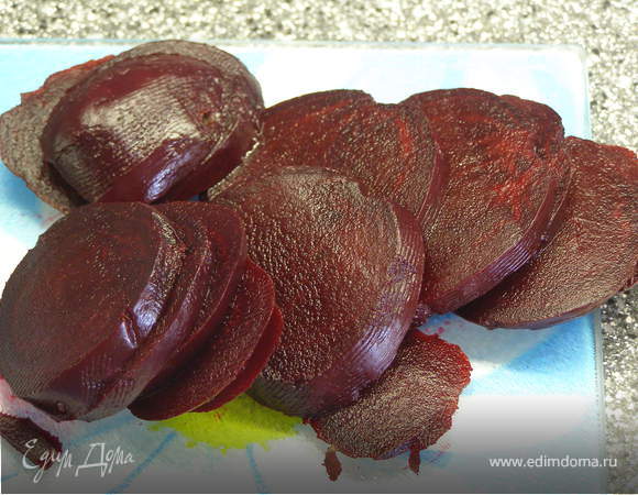 Свеклу отварить до готовности (можно запечь!). Почистить и нарезать кружочками.