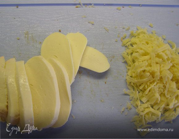 Моцареллу нарезать кружочками, пармезан потереть на тёрке.