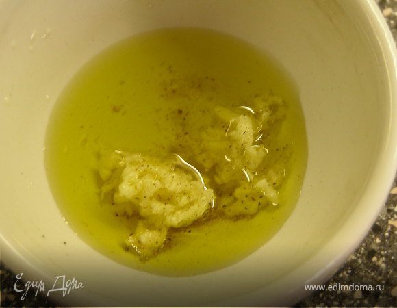 Чеснок пропустить через давилку. Перемешать с солью, перцем и 2 столовыми ложками оливкового масла.