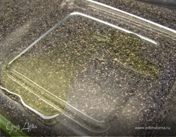 Форму смазать оставшимся оливковым маслом.