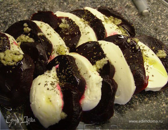 Выложить в форму, чередуя, свеклу и моцареллу. Полить заправкой из масла с чесноком и присыпать базиликом.