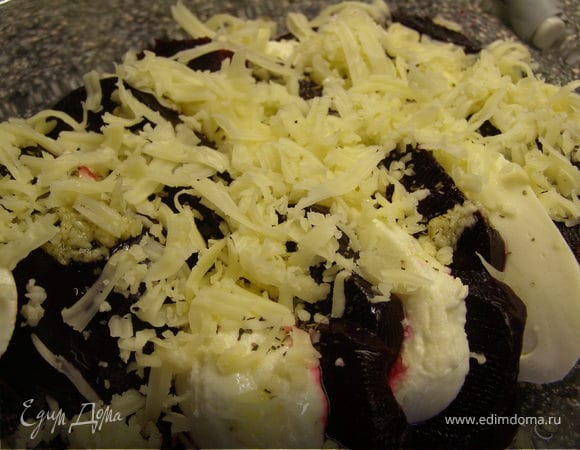 Сверху присыпать тёртым пармезаном.