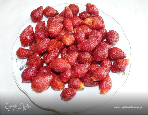 Клубнику промыть, очистить. Порезать на половинки, если мелкая, оставить целой.