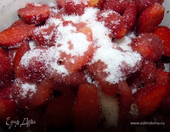 Уложить в кастрюлю и пересыпать сахаром. Подождать пока выпустит сок. Поставить на медленный огонь, довести до кипения. Полностью охладить. Затем опять довести до кипения и варить на тихом огне 4 минуты.