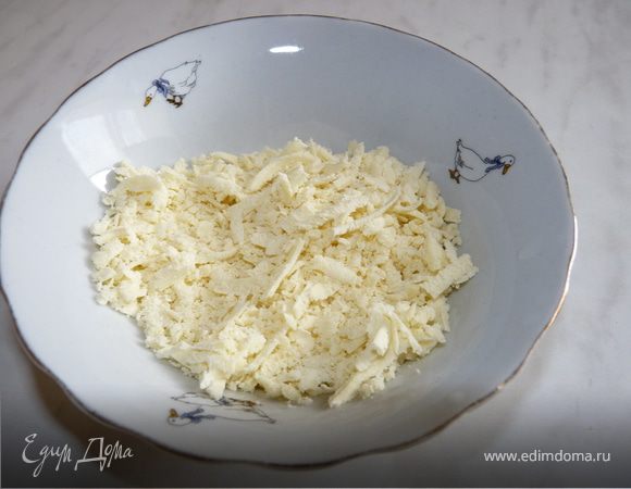 Белый шоколад измельчить.