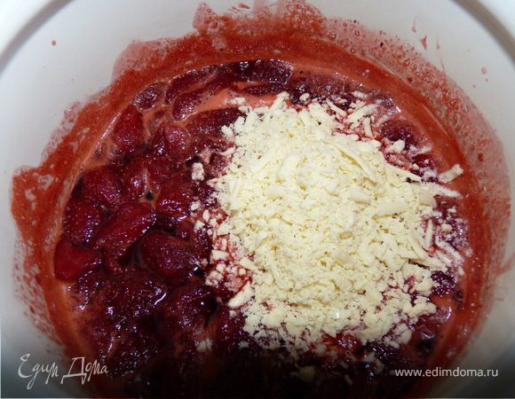 Добавить в тёплое варенье, перемешать до полного расплавления шоколада.