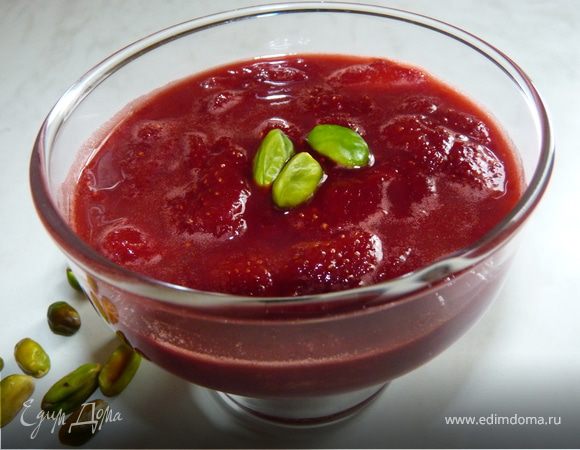 Добавить очищенные, подсушенные фисташки (если фисташки солёные, очистить от скорлупы, залить кипятком, затем очистить от шелухи и немного подсушить).
Получается 0,5л баночка варенья. Хранить в холодильнике.