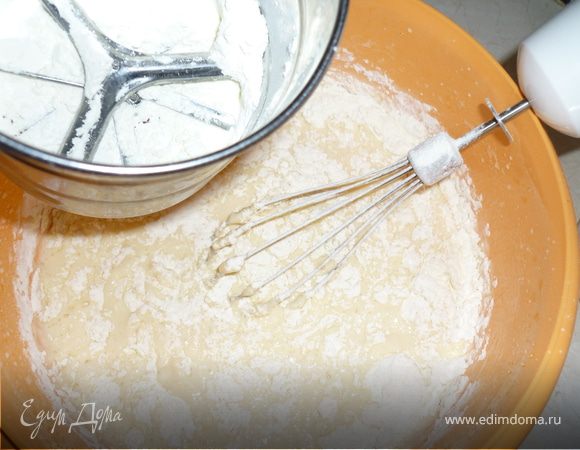 Вводим смесь муки и крахмала.