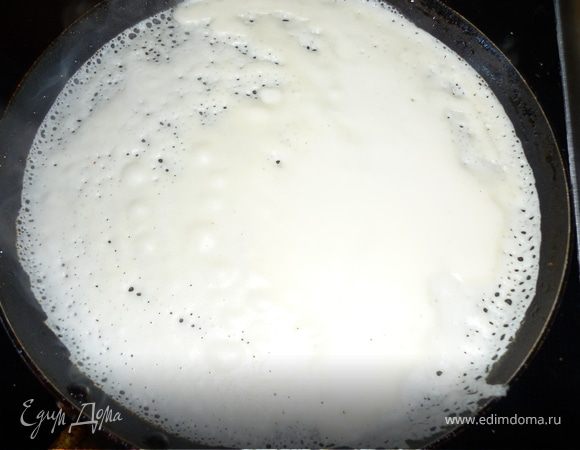 Выпекаем блины на раскаленной сковороде с двух сторон.