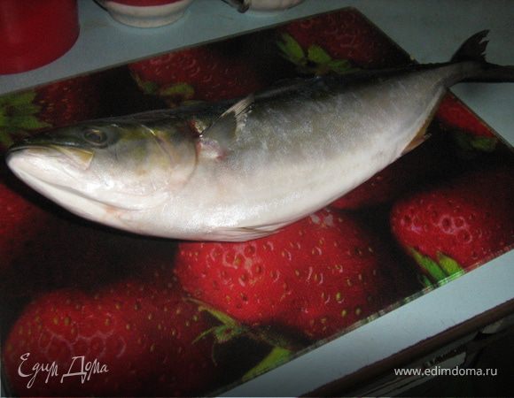 Рыбу выпотрошить, очистить вымыть и натереть солью.