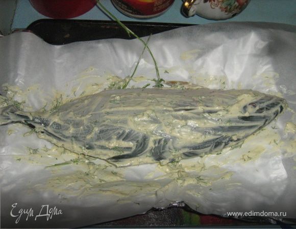 Приготовить соус: смешать майонез, сметану, горчицу, специи, рубленый укроп, чеснок, пропущенный через пресс. Рыбу смазать обильно внутри и снаружи.