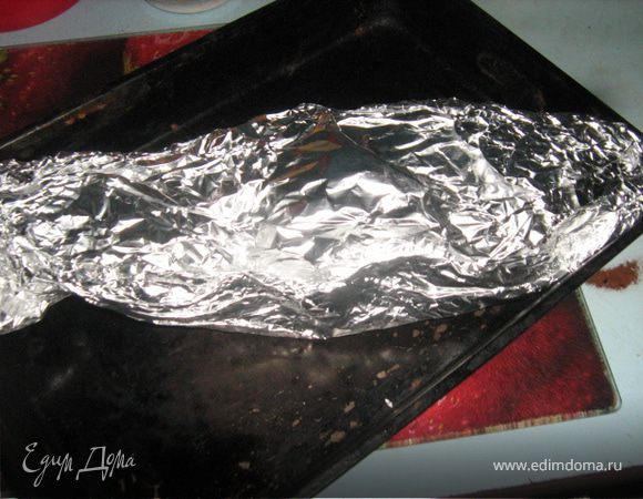 Затем в фольгу. Рыбка,благодаря двойной защите, все время готовится в собственном соку.