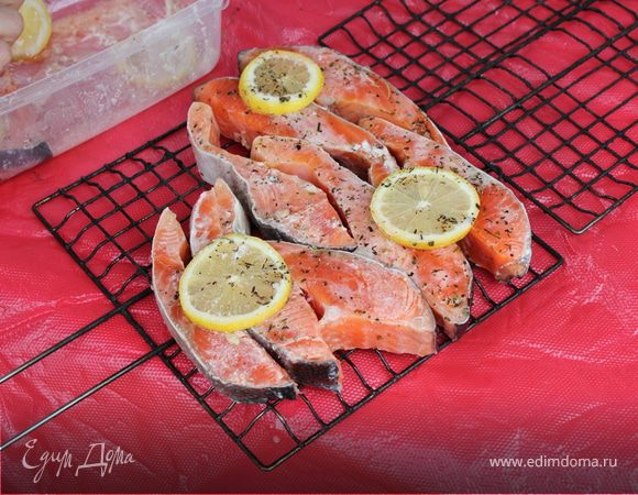 Охлажденную форель порезать на кусочки и сложить в контейнер, пересыпая солью, травами, нарезанным кольцами пол-лимона и сбрызнуть соком пол-лимона и небольшим количеством оливкового масла. Закрыть контейнер и замариновать в течении дороги, пока едите до места назначения. Она маринуется оочень быстро).... Жарить рыбу на решетке, выложив вместе с колечками лимона с обеих сторон. Главное не пересушить, ну вы наверное и без меня знаете,что готовится она также быстро)