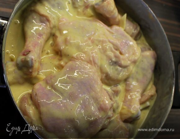 Курицу (перед дорогой на дачу) сложить в кастрюлю. Чеснок порезать колесиками и добавить к курице. Посолить, поперчить, кинуть карри, сбрызнуть соком 1/3 лимона и залить неполным пакетом кефира и тщательно перемешать. По приезде жарить на решетке как обычно до готовности. Готовится быстро. Маринуется тоже быстро, около 2-3 часов.